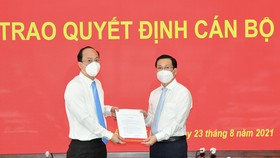 Phó Bí thư Thành ủy TPHCM Nguyễn Hồ Hải trao quyết định cho đồng chí Nguyễn Hoàng Anh. Ảnh: VIỆT DŨNG