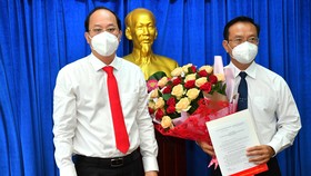 Phó Bí thư Thành uỷ TPHCM Nguyễn Hồ Hải trao quyết định cho đồng chí Ngô Thành Tuấn. Ảnh: VIỆT DŨNG