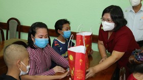 Phó Trưởng Đoàn ĐBQH TPHCM Văn Thị Bạch Tuyết trao quà trung thu tới bệnh nhi tại Bệnh viện Nhi đồng 2. Ảnh: LONG HỒ