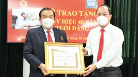 Giám đốc Sở LĐTB-XH TPHCM Lê Minh Tấn nhận Huy hiệu 40 năm tuổi Đảng