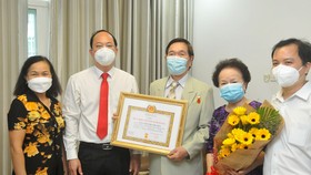 Phó Bí thư Thành ủy TPHCM Nguyễn Hồ Hải trao Huy hiệu Đảng tại nhà cho các đảng viên cao tuổi Đảng
