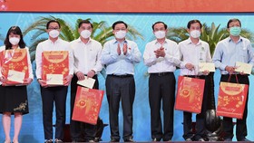 Chủ tịch Quốc hội Vương Đình Huệ cùng Bí thư Thành ủy TPHCM Nguyễn Văn Nên tặng quà cho lực lượng tuyến đầu chống dịch. Ảnh: VIỆT DŨNG