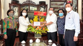 Chủ tịch HĐND TPHCM Nguyễn Thị Lệ thăm Thầy thuốc nhân dân Trần Chí Liêm và GS.TS.BS Đặng Vạn Phước