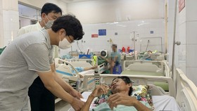 đại diện của Công ty Cổ phần AV Healthcare Việt Nam thăm nạn nhân vụ sập tường tại bệnh viện.