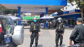 Lực lượng công an phong toả, khám xét cửa hàng xăng dầu số 1 (đường Nguyễn Kiệm, phường 3, quận Gò Vấp, TPHCM)