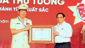Đại tá Vũ Hồng Văn, Giám đốc Công an tỉnh Đồng Nai nhận Bằng khen của Thủ tướng Chính phủ. Nguồn: Báo Đồng Nai/ CACC