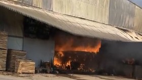  Cháy lớn ở công ty gỗ, thiêu rụi hàng ngàn mét vuông nhà xưởng