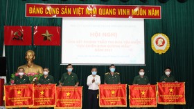Trưởng Ban Dân vận Thành ủy TPHCM Nguyễn Hữu Hiệp trao Cờ thi đua cho các tập thể