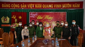 Đồng chí Văn Thị Bạch Tuyết trao quà tết cho cán bộ, chiến sĩ Trung đoàn Cảnh sát cơ động Đông Nam TPHCM