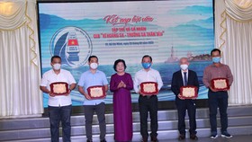 Đồng chí Trương Mỹ Hoa trao chứng nhận hội viên cho 5 tập thể
