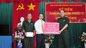 Bộ Tư lệnh TPHCM thăm, tặng quà Trung tâm Điều dưỡng thương binh và người có công Long Đất