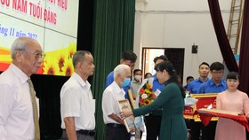 Bí thư Quận ủy Lê Thị Kim Hồng trao Huy hiệu 60 năm tuổi Đảng cho  3 đảng viên