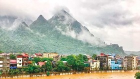 Nước sông Lô ở TP Hà Giang dâng cao chiều 24-6 do các thủy điện thượng nguồn xả lũ