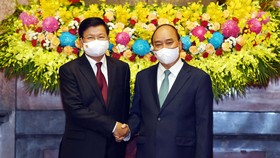 Chủ tịch nước Nguyễn Xuân Phúc hội kiến với Tổng Bí thư, Chủ tịch nước Lào Thongloun Sisoulith