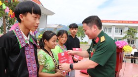 Trao hơn 40 tỷ đồng học bổng Vì em hiếu học