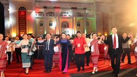 Lao National Assembly Chairwoman Pany Yathotou (front, second, left) and her Vietnamese countepart Nguyen Thi Kim Ngan join a traditional dance at the opening ceremony of the festival on July 5 (Photo: VNA)