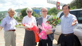 Deputy Chairman of Binh Dinh province People’s Committee Tran Chau and Professor Tran Thanh Van welcome Professor Gerard‘t Hooft at the airport (Photo: SGGP)
