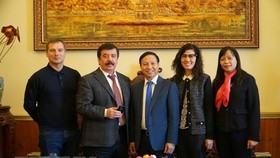 Vietnamese Ambassador Ngo Duc Manh (center) and Vice Rector of the Lomonosov Moscow State University Sergey Sakhrai (second, left) at the meeting on March 2 (Photo: VNA)