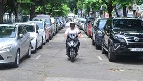 Cars queue in Le Van Tam Park due to shortage of underground parking lots (Photo: SGGP)