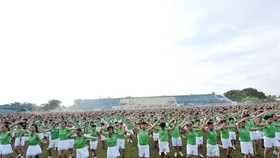 6,000 pupils from 64 primary schools in Vinh Long perform a mass physical exercise (Photo: baochinhphu.vn)