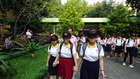 Students are blindfolded to understand their blind peers' difficulties  ( Photo: SGGP)
