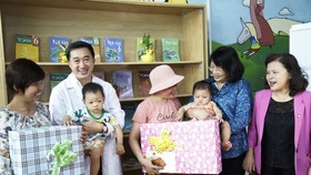 Vice President Dang Thi Ngoc Thinh hands out gifts to cancer children (Photo: SGGP)