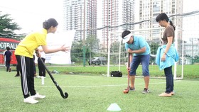 Mother Trieu Le Xuan plays hockey with her  son (Photo: SGGP)
