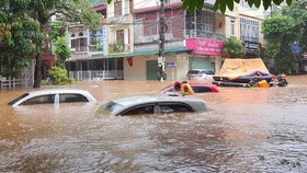 Heavy rain triggered flooding causes traffic snarl-ups in Northern Vietnam 