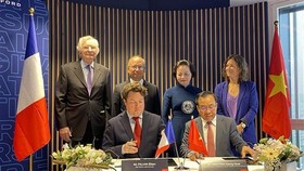 Vietnam, France agree to beef up cooperation in training civil servants