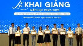 Students are granted scholarships (Photo: SGGP)