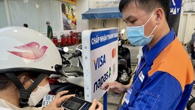 Electronic transactions, online payments gradually popular in HCMC