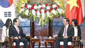 State President of Vietnam Tran Dai Quang (R) talks with Korea’s National Assembly Speaker of Republic of Korea Chung Sye-kyun