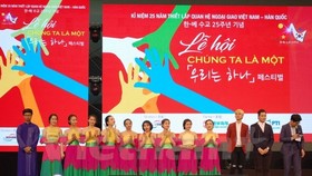 Vietnamese students perform at the event. (Photo: VNA)