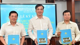 Directors of the Ho Chi Minh City Department of Construction, Department of Natural Resources and Environment, Department of Planning and Architecture sign a memorandum of understanding about cooperation of sharing data. (Photo: Viet Dung)