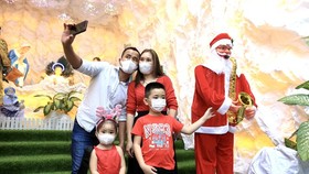 HCMC people enjoy safe Christmas Eve 