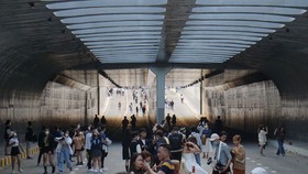 Young people flock to tunnel at Tran Thi Ly Bridge before official opening day
