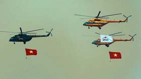 Vietnamese air forces, commandoes perform at Vietnam International Defense Expo 
