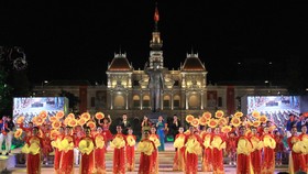 Chương trình biểu diễn nghệ thuật chào mừng các ngày lễ lớn diễn ra trên phố đi bộ Nguyễn Huệ, quận 1. Ảnh: DŨNG PHƯƠNG