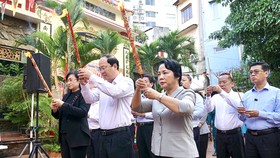 Phó Bí thư Thành ủy TPHCM Nguyễn Hồ Hải cùng lãnh đạo TP dâng hương Đức Thánh Trần Hưng Đạo. Ảnh: HOÀNG HÙNG