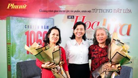 Tổng biên tập Báo Phụ Nữ TPHCM Lý Việt Trung và hai khách mời nhà văn Trầm Hương và cựu giao liên biệt động Sài Gòn Lại Thị Kim Túy 