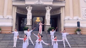 Ca sĩ Tánh Linh biểu diễn ca khúc Bài ca người giáo viên nhân dân