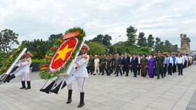 Đoàn đại biểu Thành ủy - HĐND - UBND - Ủy ban MTTQ Việt Nam TPHCM viếng Nghĩa trang Liệt sĩ TP. Ảnh: VIỆT DŨNG 