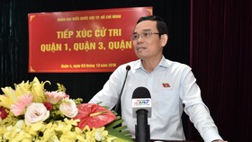 Phó Bí thư Thường trực Thành ủy TPHCM Trần Lưu Quang phát biểu trong buổi tiếp xúc cử tri. Ảnh: VIỆT DŨNG