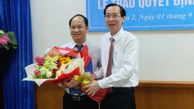 Đồng chí Lê Thanh Liêm trao quyết định cho đồng chí Lê Đức Thanh
