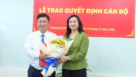 Ủy viên Ban Thường vụ Thành ủy TPHCM Phan Thị Thắng chúc mừng tân Phó Bí thư Đảng ủy HFIC Lương Quốc Chiến