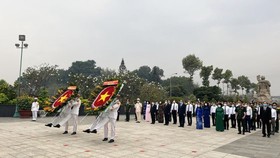 Lãnh đạo TPHCM dâng hương, dâng hoa tưởng niệm các anh hùng liệt sĩ nhân dịp Tết Tân Sửu 