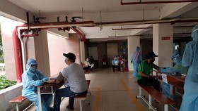 Người dân phường Tân Thuận Tây (quận 7) tiêm vaccine Vero Cell trong sáng ngày 13-8