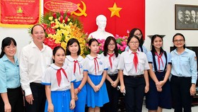 Phó Bí thư Thành ủy TPHCM Nguyễn Hồ Hải chúc mừng Ngày Quốc tế Thiếu nhi. Ảnh: VIỆT DŨNG