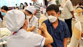 Tiêm vaccine mũi tăng cường cho đại biểu dự Hội nghị lần thứ 15 Ban Chấp hành Đảng bộ TPHCM
