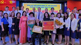 Đảng viên Đảng bộ Khối Ngân hàng TPHCM nhận Huy hiệu 75 năm tuổi Đảng